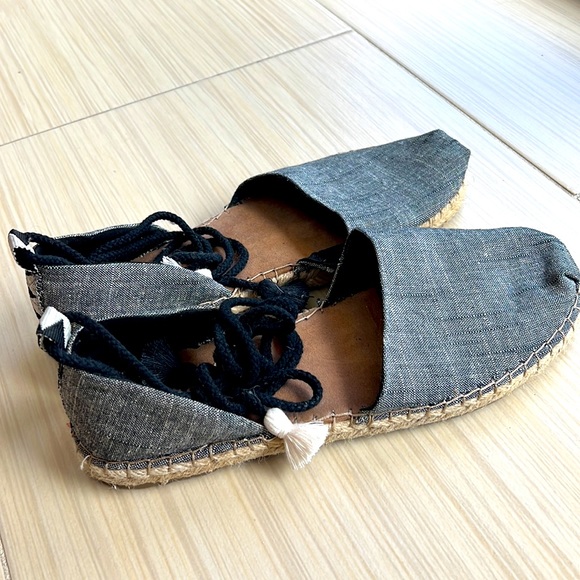 TOMS espadrille ankle lace-up Sandal size 11 - worn twice! - Picture 2 of 4